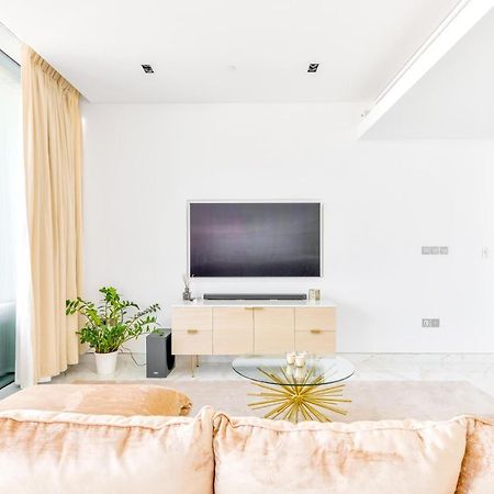 Luxury 2 Bedroom Beachfront Apt W Stunning Sea View Dubaï Extérieur photo