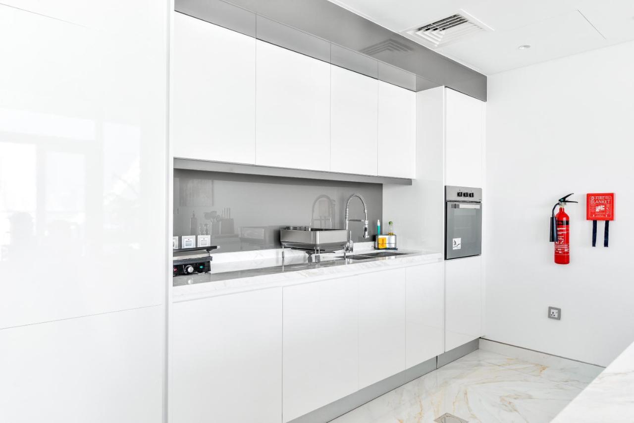 Luxury 2 Bedroom Beachfront Apt W Stunning Sea View Dubaï Extérieur photo